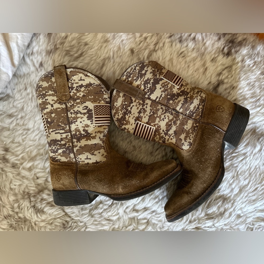 Boys Ariat boots, Size 3.